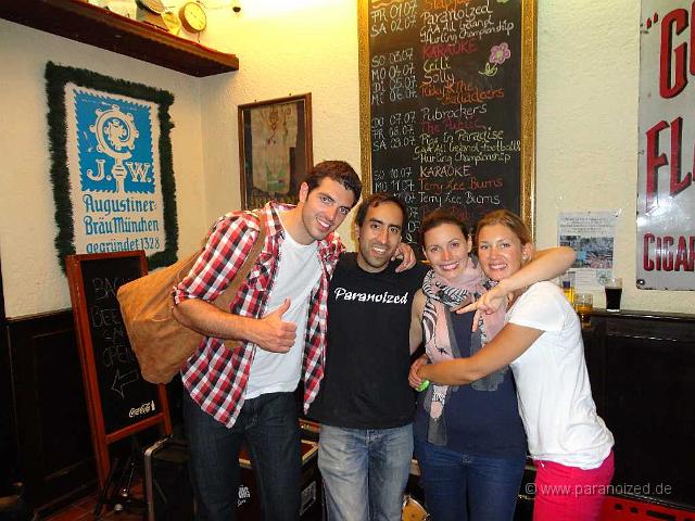 2011 Hands up at Kilians 022.jpg - Schaut mal, da oben steht Paranoized!